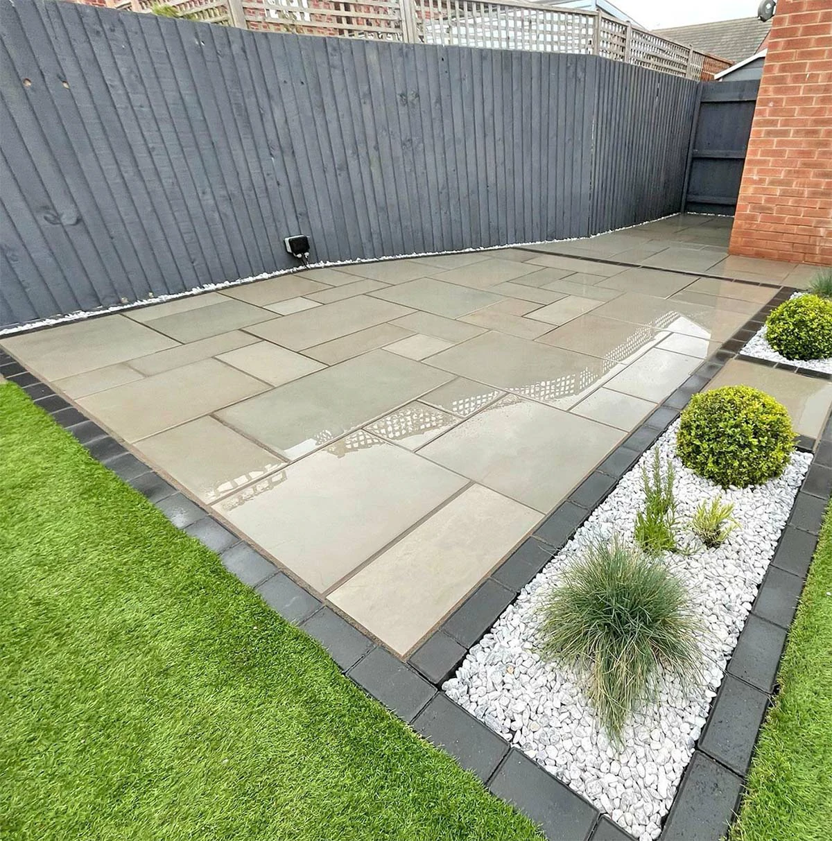 Kandla Grey Indian Sandstone Paving Slabs - Sawn &amp; Honed - Patio Kit - 20mm